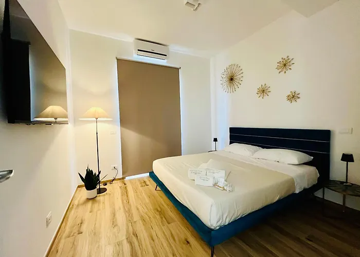 Elegant Penthouse Near *