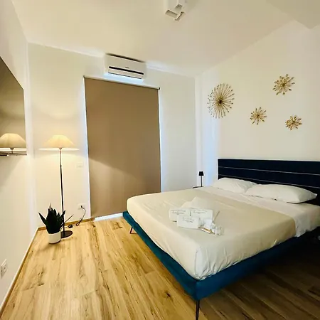 Elegant Penthouse Near *